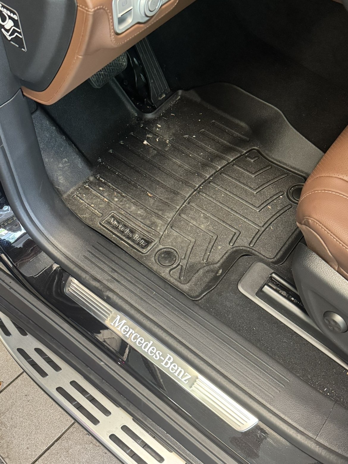 Plancher conducteur avec tapis de caoutchouc noir couvert de poussière et de débris
